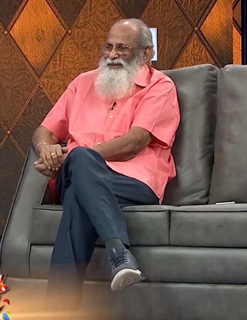 ఒక రచయితగా మంచి కథలు రాసే పూరి జగన్నాధ్ అంటే తనకు ఇష్టంతో పాటు, పోటీగా ఫీల్ అవుతానని పరోక్షంగా ఆయన చెప్పడం జరిగింది.