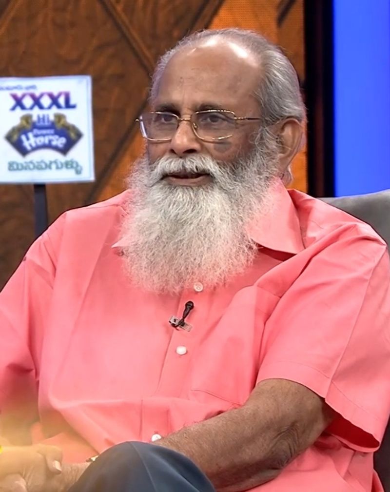 రచయితలు కథలు రాయడానికి కొందరు విదేశాలకు, కొందరు విహార ప్రాంతాలకు వెళతారు. మీరు కథలు ఎక్కడ రాస్తారని అడుగగా.. నేను నాలుగు గోడల మధ్య ఆఫీస్ లో కూర్చొని కథ రాసుకుంటాను. పేరుకు స్టార్ రైటర్ నే కానీ ఒక్కడు కూడా ఎక్కడికి తీసుకెళ్లేదని చమత్కరించారు.