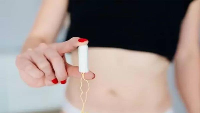 क्या होता है टैम्पोन
पैड्स के अलावा पीरियड्स के दौरान टैम्पोन का इस्तेमाल भी किया जाता है। यह आपको स्मॉल, मीडियम और लार्ज साइज में मिलते हैं। टैम्पोन लीकेज को बहुत अच्छी तरह सोख लेता है, इसलिए इसका इस्तमेला करना काफी सेफ होता है। 1 टैम्पोन को एक बार में 6 से 8 घंटे तक पहना जा सकता है। इसके बाद इसे बदल देना चाहिए।