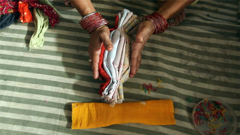 गंदे कपड़े का ना करें इस्तेमाल
भारत में आज भी कई महिलाएं ऐसी है, जो पीरियड्स के दौरान बार-बार एक ही कपड़ा यूज करती है, जो उनकी हेल्थ के लिए बहुत नुकसानदायक होता है। गंदे कपड़े को रिसाइकल कर इस्तेमाल बिल्कुल भी न करें।