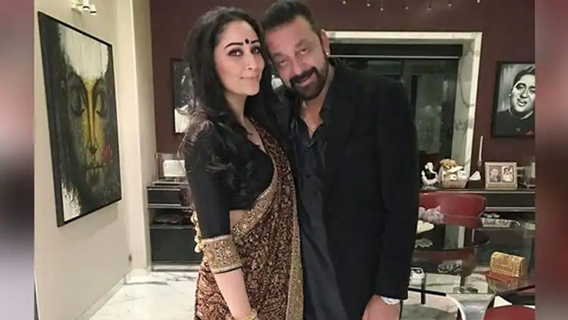 आपको बता दें कि संजय दत्त का सिर्फ मुंबई में ही नहीं बल्कि दुबई में भी शानदार बंगला है। उनकी मान्यता जब भी दुबई में होती है तो वे अपने इस घर की फोटोज भी शेयर करती रहती है।