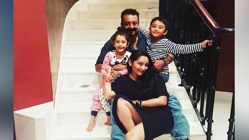 कोरोना की वजह से मुंबई में लॉकडाउन घोषित कर रखा है। ज्यादातर सेलेब्स घर में रहकर ही फैमिली के साथ वक्त बिता रहे हैं। संजय भी इस दौरान पत्नी और बच्चों के साथ एन्जॉय कर रहे हैं।