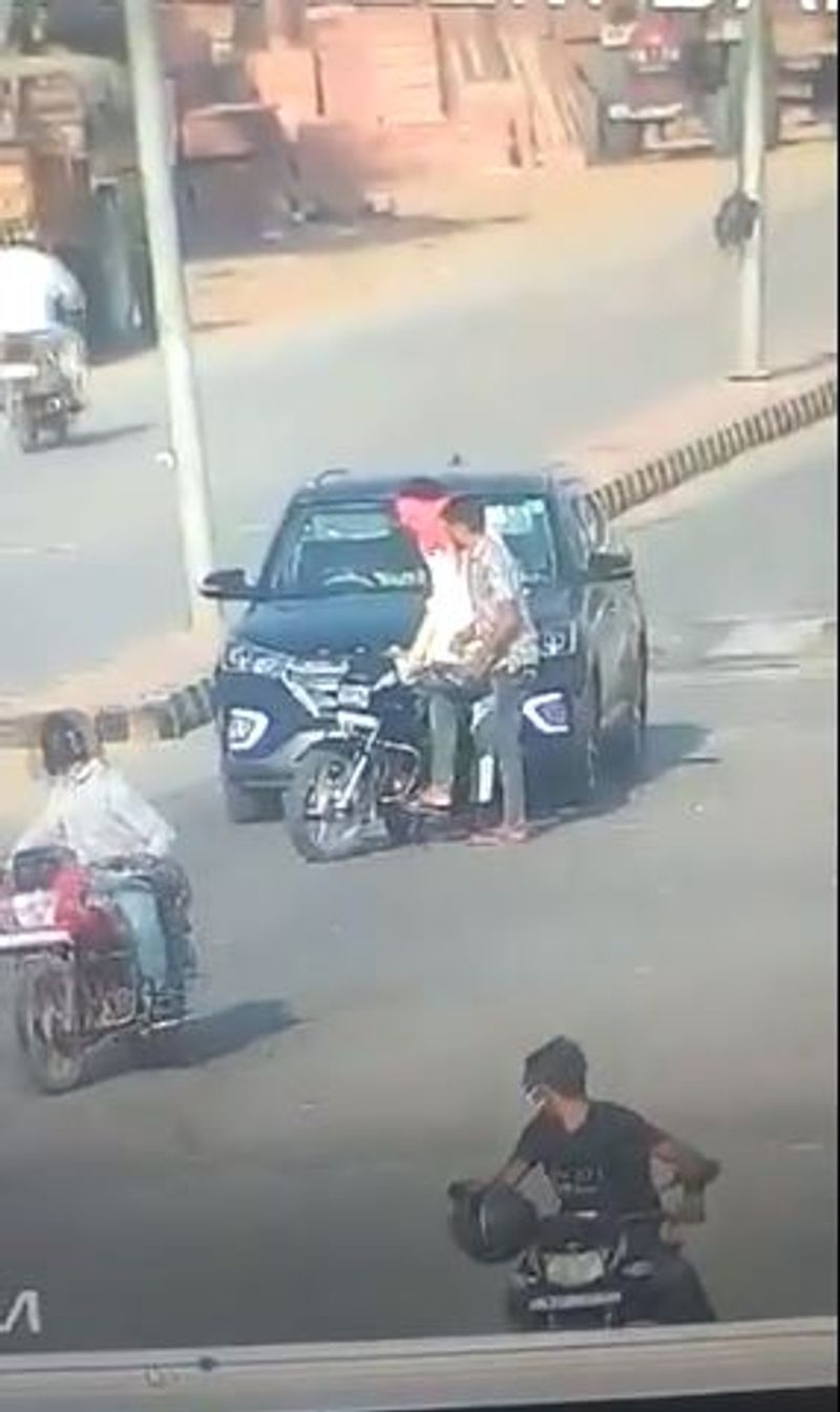 రాజస్థాన్ లో పట్టపగలు దారుణం జరిగింది. ఓ డాక్టర్ దంపతుల కారును ఆపిన ఇద్దరు దుండగులు వారిని కాల్చి చంపేశారు. శుక్రవారం (మే 28) జరిగిన ఈ ఘటన తాలూకు షాకింగ్ వీడియో సోషల్ మీడియాలో వైరల్ గా మారింది.బిజెపి నాయకుడు రాజ్యవర్ధన్ రాథోడ్ ఈ వీడియోను షేర్ చేస్తూ అశోక్ గెహ్లోట్ నేతృత్వంలోని రాష్ట్ర ప్రభుత్వం మీద విరుచుకుపడ్డారు.