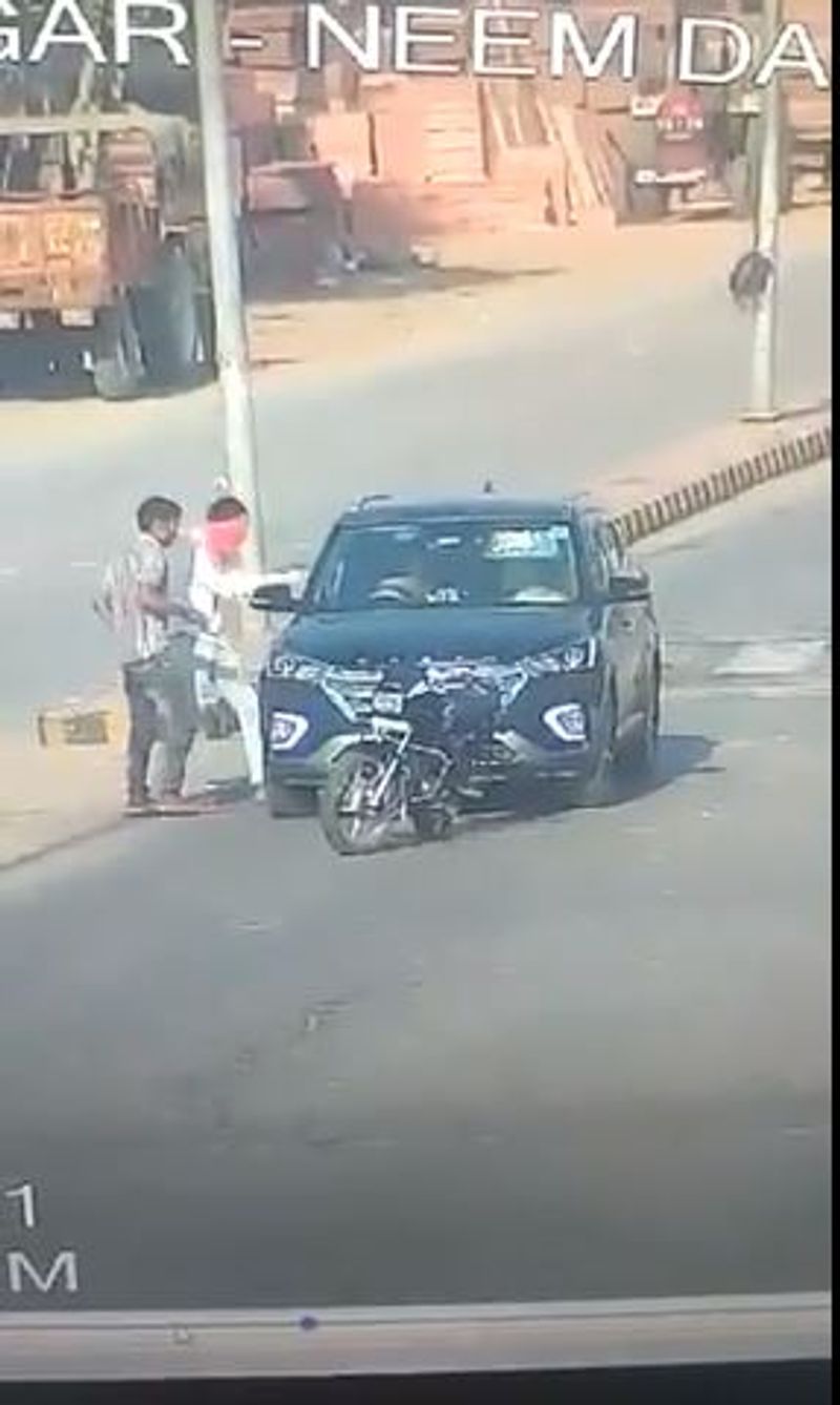 ఈ సంఘటన భరత్పూర్ జిల్లాలో జరిగిందని, నిందితులను అనుజ్, మహేష్గా గుర్తించినట్లు పిటిఐ వార్తా సంస్థ తెలిపింది."నిందితులను త్వరగా అరెస్టు చేయడానికి ప్రయత్నాలు జరుగుతున్నాయి" అని భరత్పూర్ ఇన్స్పెక్టర్ జనరల్ పోలీస్ ప్రషన్ కుమార్ ఖమేస్రా చెప్పారు.