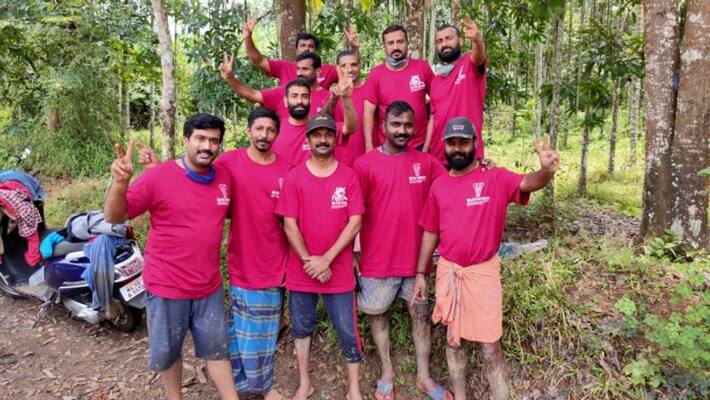 youth organization distributes tapioca cultivated in 1.5 acre land to tribes who were hit by covid in wayanad youth organization distributes tapioca cultivated in 1.5 acre land to tribes who were hit by covid in wayanad