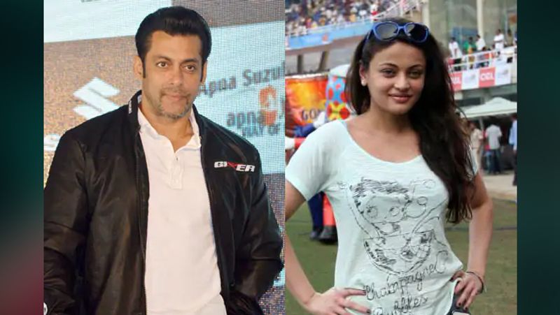 बात वर्कफ्रंट की करें तो सलमान खान की फिल्म अंतिम रिलीज के लिए तैयार है। हालांकि, कोरोना की वजह से अटक गई है। वहीं, टाइगर सीरिज की तीसरी फिल्म की शूटिंग भी सलमान ने शुरू कर दी है। वहीं, स्नेहा जी5 पर एक थ्रिलर शो 'एक्सपायरी डेट' के जरिए अब डिजिटल डेब्यू करने जा रही हैं। ये सीरीज एक्सट्रा मैरिटल अफेयर्स पर आधारित है। हालांकि, उनके पास किसी भी बॉलीवुड फिल्म का ऑफर नहीं है।