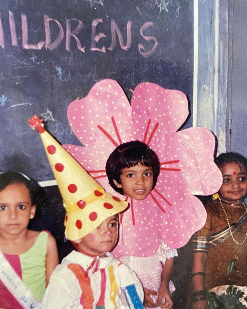 இப்படி பல விதமான புரைபடங்களை வெளியிட்டு வசீகரித்து வரும் மாளவிகா மோகனன், பள்ளி காலங்களில் ஃபேன்சி டிரஸ் காம்பிடேஷனில் கலக்கிய புகைப்படத்தை வெளியிட இந்த புகைப்படத்திற்கு ரசிகர்கள் மத்தியில் லைக்குகள் குவிந்து வருகிறது. 
