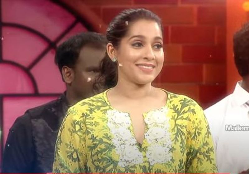 ఎందుకిన్ని ఏర్పాట్లు అని రష్మీ అడగా, ఈ రోజు పండగ అంటూ సుధీర్ చెప్పారు. ఇప్పుడేం పండగ ఉందంటూ అమాయకంగా ఎక్స్ ప్రెషన్ ఇచ్చింది రష్మీ.