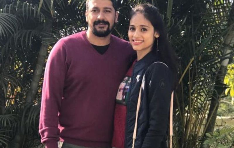 एग्जाम देने के बाद कैसा महसूस किया?
नितिका ने कहा, जब मैंने परीक्षा पास किया और इंटरव्यू दिया तो मैंने महसूस किया कि मेरे पति को कैसा महसूस हुआ होगा। मैंने उनके साथ और साहस को देखा था, जिससे मुझे ताकत मिली। एग्जाम पास करने के बाद चेन्नई में ऑफिसर्स ट्रेनिंग एकेडमी (OTA) में ट्रेनिंग पूरी की। 