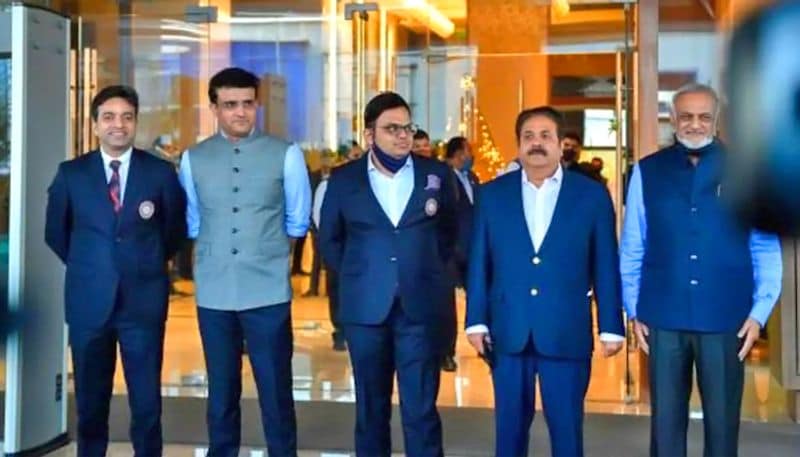 బీసీసీఐ ప్రెసిడెంట్ సౌరవ్ గంగూలీతో బీసీసీఐ సెక్రటరీ జే షా, దుబాయ్కి వెళ్లి అక్కడ పరిస్థితులను పరిశీలించి ఐపీఎల్ 2021 సీజన్కి సంబంధించిన మిగిలిన మ్యాచుల షెడ్యూల్ను ఖరారు చేయనున్నారు.