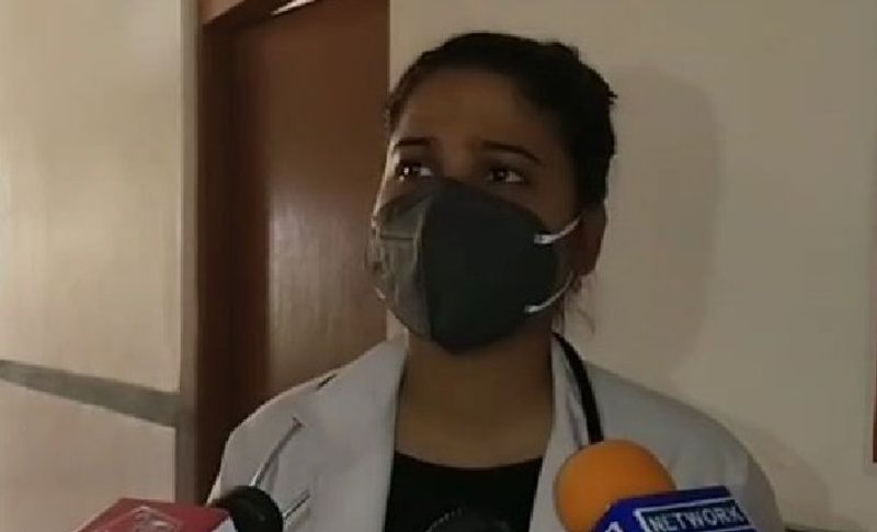 जब मामला मीडिया तक पहुंचा तो वैक्सीनेशन सेंटर के कर्मचारी कहने लगे कि उन्होंने किसी को भी दो बार डोज नहीं लगाई है। वहीं सीएचसी प्रभारी डॉ नीलम मीणा ने बताया कि इस पूरे मामले में जब जां गई तो पता चला कि किरण शर्मा को एक ही बार वैक्सीन लगाई गई है। उन्हें कोई गलतफहमी हुई है। हां यह जरुर है कि सुई जरा सी पिंच की तो उन्हें बल्ड आ गया था, इसलिए कुछ देर बाद वैक्सीन लगाई। लेकिन महिला ने जो आपबीती सुनाई उससे यह लग रहा है कि उसे दो बार वैक्सीन लगाई गई है।