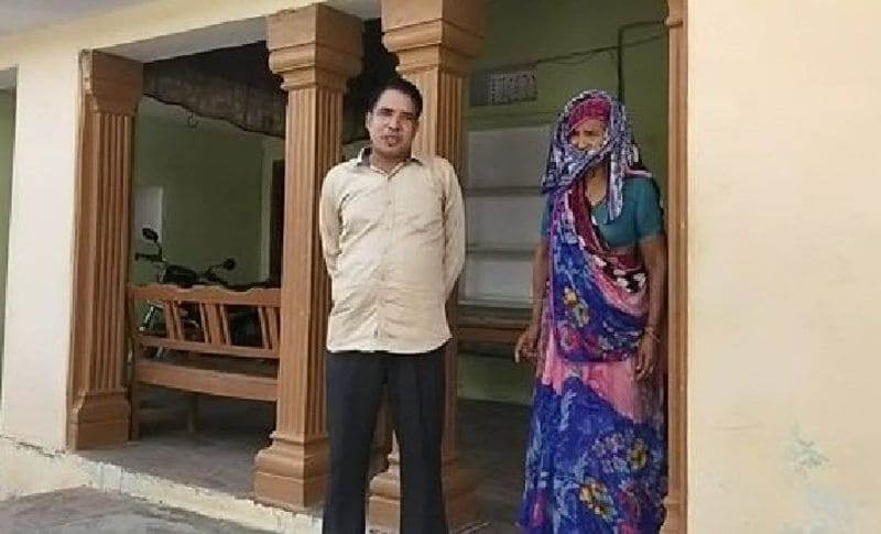 महिला को एक ही दिन दो डोज लगने पर परिजनों को चिंता सतानी लगी। पता नहीं अब क्या होगा। किरण 10 मिनट में दो डोज लगने से किरण शर्मा घबराई हुई थीं। पूरी रात नींद नहीं आई। हालांकि शुक्रवार की दोपहर से लेकर शनिवार की सुबह तक महिला में किसी भी प्रकार का साइड इफेक्ट नहीं दिखाई दिया।