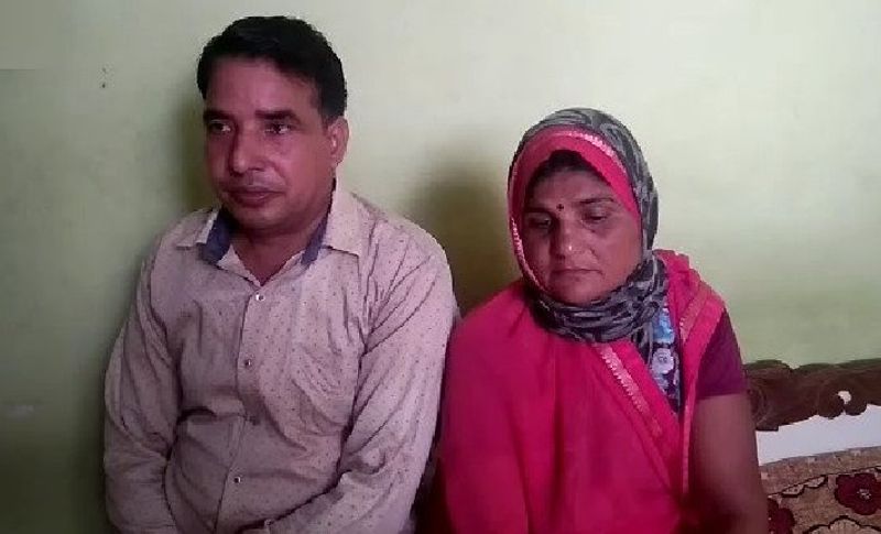 मीडिया रिपोर्ट के मुताबिक, जैसे ही महिला वैक्सीनेशन सेंटर पहुंची तो वहां पर मौजदू हेल्थकर्मी ने उसे टीका लगा दिया। तब आधार कार्ड की कॉपी लेने वाली महिला कर्मचारी वहां नहीं थी। इसके कुछ देर बाद आधार कार्ड की जांच शुरू की गई और दूसरी एएनएम ने किरण के उसी हाथ पर वैक्सीन की दूसरी डोज लगा दी। 