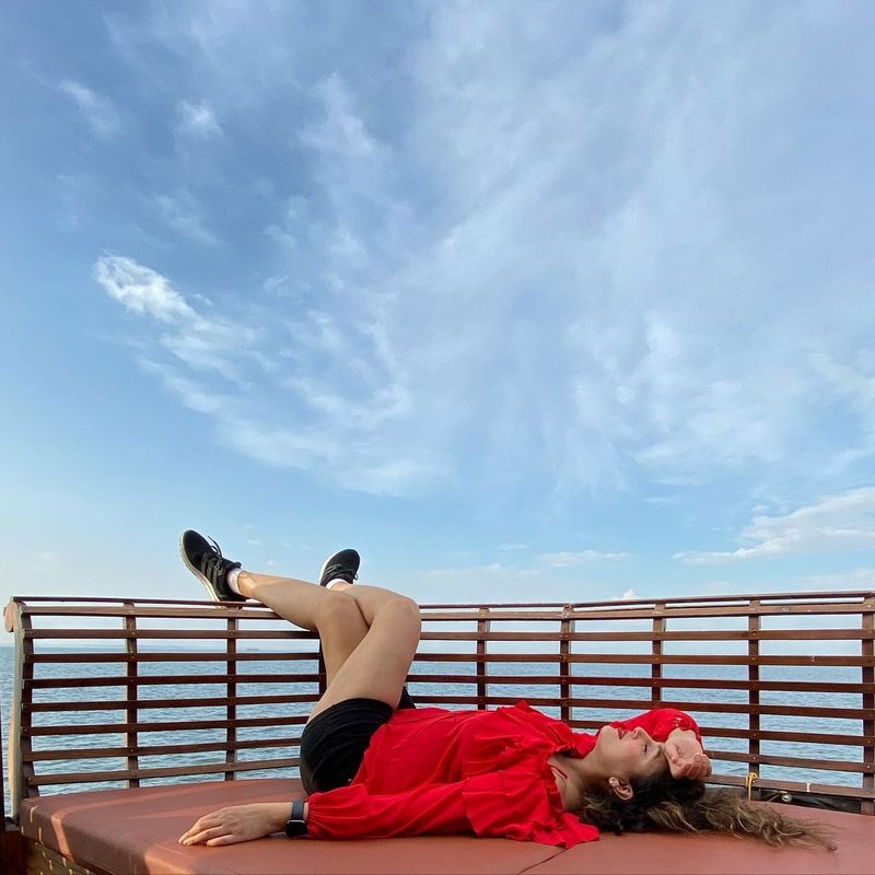 ஆஹா திறந்த வெளியில கால் மேல கால் போட்டு வானத்தை வாங்குறது என்ன ஒரு சுகம் 