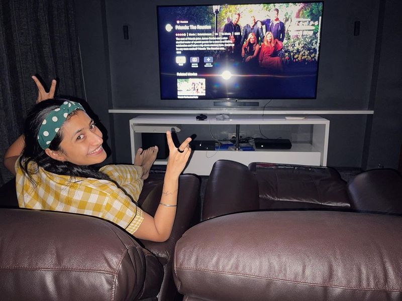 Meanwhile, Dhanashree has delighted her fans once again with one of her pictures involving FRIENDS. If you still haven’t noticed it, it is not about Dhanashree’s friends, but the famous television series that created a revolution among all teenagers in 1990 and 2000.