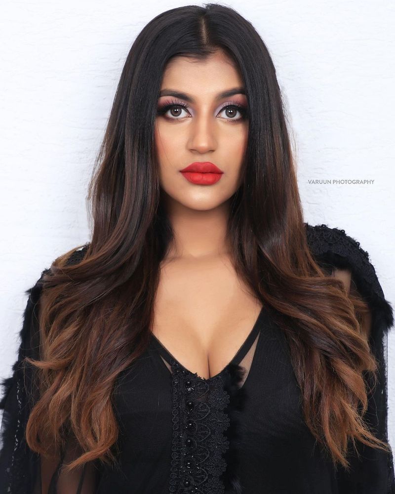 அதிலும் கருப்பு நிற பிகினி உடையில் இவர் வெளியிட்ட புகைப்படங்கள் வேற லெவல் 