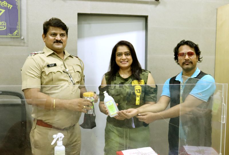 ಅನು ಮಲಿಕ್, ನಟಿ ಏಕ್ತಾ ಜೈನ್ ಮತ್ತು ಕೈಲಾಶ್ ಮಸೂನ್ ಮುಂಬೈ ಪೊಲೀಸರಿಗೆ ಸ್ಯಾನಿಟೈಸರ್ ಮತ್ತು ಕಷಾಯವನ್ನು ವಿತರಿಸಿದ್ದಾರೆ.