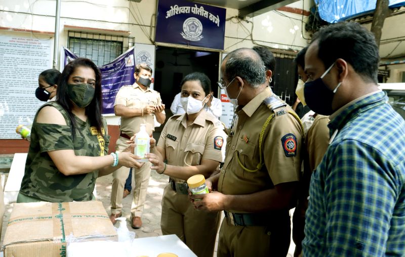 ಸಂಗೀತ ಸಂಯೋಜಕ ಅನು ಮಲಿಕ್, ನಟಿ ಮತ್ತು ನಿರೂಪಕಿ ಏಕ್ತಾ ಜೈನ್ ಮತ್ತು ಬುಧಂಜಲಿ ಆಯುರ್ವೇದದ ಆಯುರ್ವೇದ ತಜ್ಞ ಕೈಲಾಶ್ ಮಸೂಮ್ ಅವರು ಸ್ಯಾನಿಟೈಸರ್ ಮತ್ತು ಇಮ್ಯುನಿಟಿ ಬೂಸ್ಟರ್ ಕಷಾಯವನ್ನು ನೀಡಿದ್ದಾರೆ.