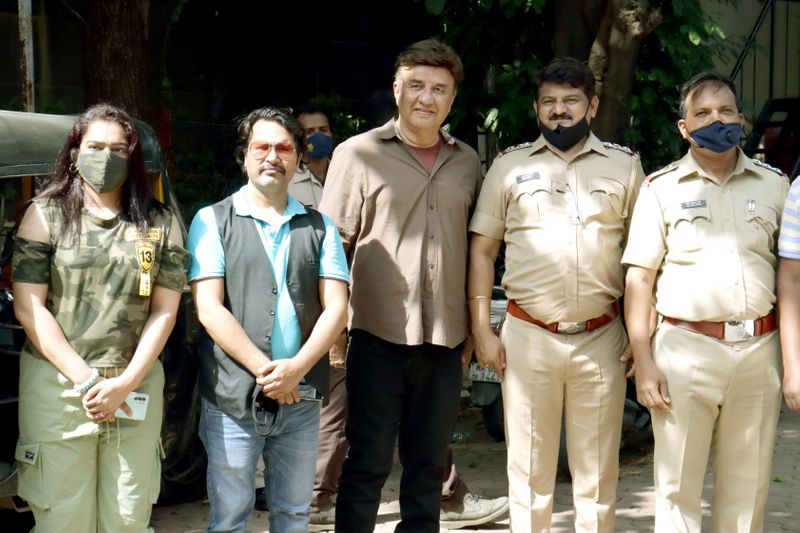ಇಡೀ ಪೊಲೀಸ್ ಪಡೆ ಮತ್ತು ಸೈನಿಕರು ನಮ್ಮ ದೇಶವನ್ನು ರಕ್ಷಿಸುತ್ತಿದ್ದಾರೆ ಮತ್ತು ಅದರ ಬಗ್ಗೆ ನಮಗೆ ಹೆಮ್ಮೆ ಇದೆ ಎಂದು ಅನು ಮಲಿಕ್ ಹೇಳಿದ್ದಾರೆ. ಈ ವಸ್ತುಗಳನ್ನು ಮುಂಬೈ ಪೊಲೀಸರಿಗೆ ವಿತರಿಸಲು ನಾವು ಸಂತೋಷಪಡುತ್ತೇವೆ ಎಂದು ಏಕ್ತಾ ಜೈನ್ ಹೇಳಿದ್ದಾರೆ.