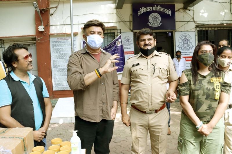 ಓಶಿವಾರ ಪೊಲೀಸ್ ಠಾಣೆಯ ಜನರು ತಮ್ಮನ್ನು ಗುರುತಿಸಿದಾಗ ಏಕ್ತಾ ಜೈನ್ ತುಂಬಾ ಸಂತೋಷಪಟ್ಟರು. "ದುಶ್ಯಂತ್ ಪ್ರತಾಪ್ ಸಿಂಗ್ ನಿರ್ದೇಶನದ ನನ್ನ ಮುಂಬರುವ ಚಿತ್ರ ಶತ್ರಂಜ್ನಲ್ಲಿ ಪೋಲೀಸ್ ಪಾತ್ರವಹಿಸುವುದನ್ನು ಸಿಬ್ಬಂದಿ ಇಷ್ಟಪಟ್ಟಿದ್ದಾರೆ. ಕೆಲವು ದಿನಗಳ ಹಿಂದೆ ನಾನು ಚಿತ್ರಗಳನ್ನು ಪೋಸ್ಟ್ ಮಾಡಿದ್ದೇನೆ ಎಂದು ಅವರು ಹೇಳಿದ್ದಾರೆ.