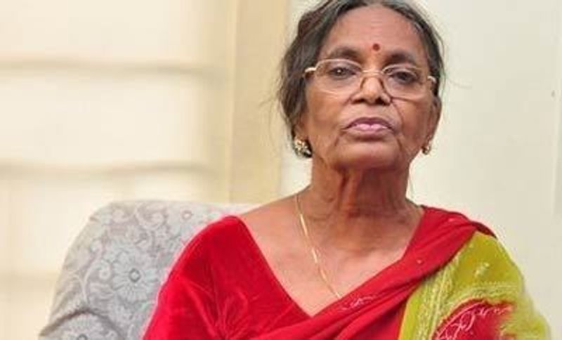 ఇంకా చెబుతూ, `ఈ విషయం తెలుసుకున్న చిరంజీవిగారు `మా` సభ్యత్వం రుసుము చెల్లించారు. నేను చనిపోయినా `మా` మెంబర్ని కాబట్టి అందరూ తీసుకెళ్లి దహన సంస్కారాలు చేస్తారు. ఇది ఆయన పుణ్యమే. కానీ ఇంకా మేము అనుభవించాల్సిన అవమానం, నరకం చాలా ఉంది. నా బాధ ఎవరి మనసుల్ని అయినా కదిలిస్తే దయచేసి జాలి పడండి. కానీ అవమానించకండి. సహాయపడమని ప్రాధేయపడుతున్నా` అంటూ కన్నీళ్లు పెట్టుకున్నారు.