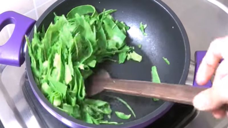स्टेप 2
एक नॉन स्टिक पैन में तेल गरम कर लें और इसमें साबुत लाल मिर्च डालें। फिर कटी हुई तोरई हरी मिर्च, हल्दी पाउडर और नमक और मिलाकर 2-3 मिनट तक पकने दें। 