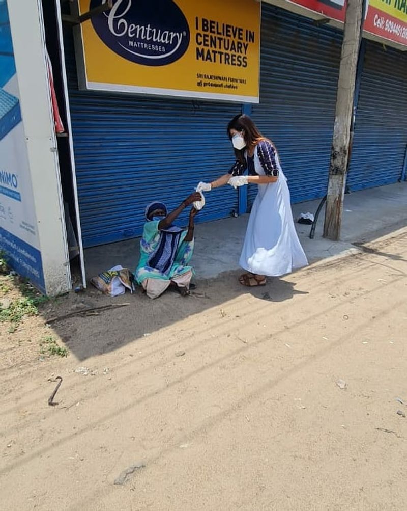 குக் வித் கோமாளி நிகழ்ச்சியில் சுமாராக சமையல் செய்தாலும், தன்னுடைய அழகால் ரசிகர்களை வெகுவாக கவர்ந்தார்.