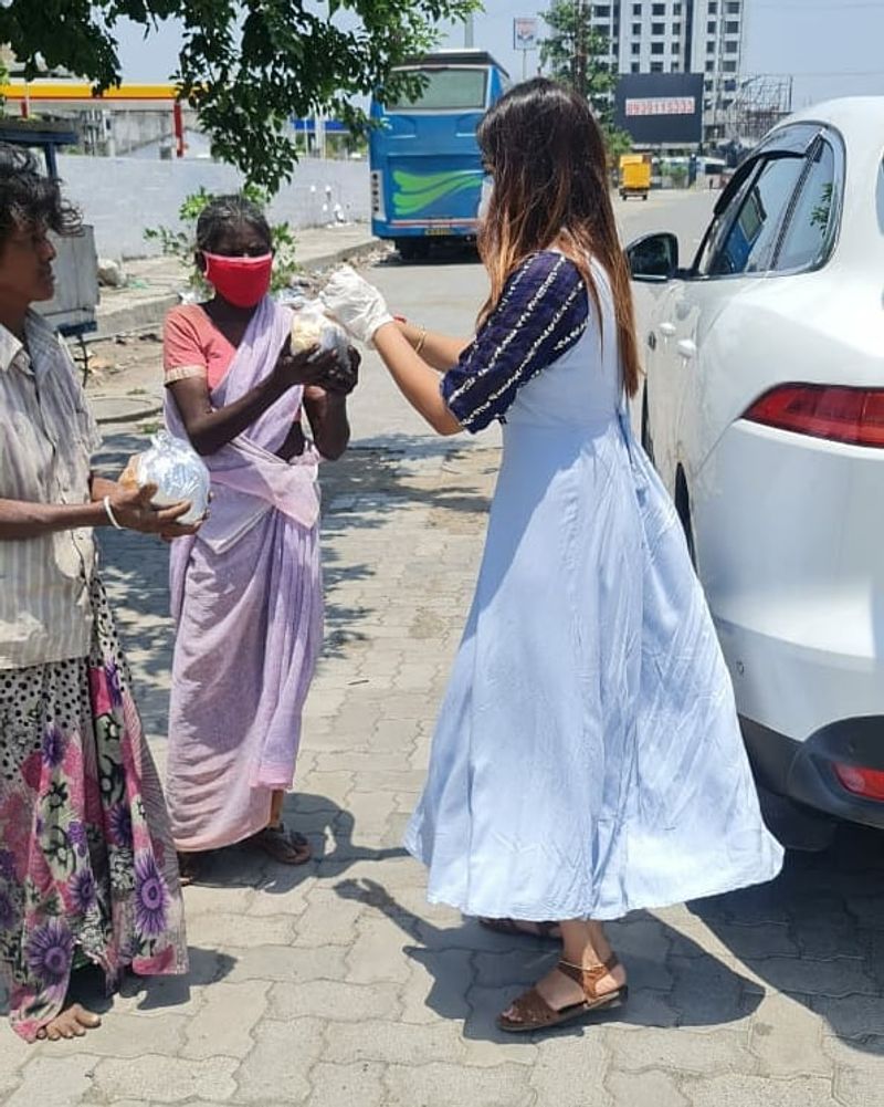 இவரது உதவி மனப்பான்மையை பார்த்து இன்ஸ்டாகிராம் ரசிகர்கள் பலர் பாராட்டி வருகிறார்கள்.