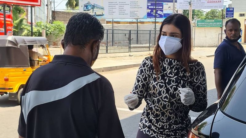 தினம் தோறும் காரில் சென்று உணவு பொட்டிலங்கள் வழங்கும் தர்ஷா 