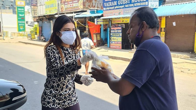 கொரோனா அச்சத்திற்கு நடுவிலும் மாஸ்க் அணிந்து உதவிக்கரம் 