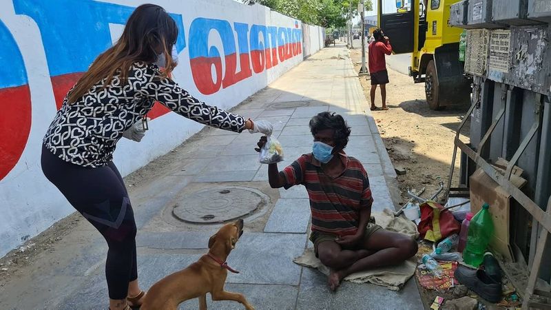 கோயம்பேடு பகுதியில் சாப்பாடு இல்லாமல் இருப்பவர்களுக்கு உதவிய தருணம் 