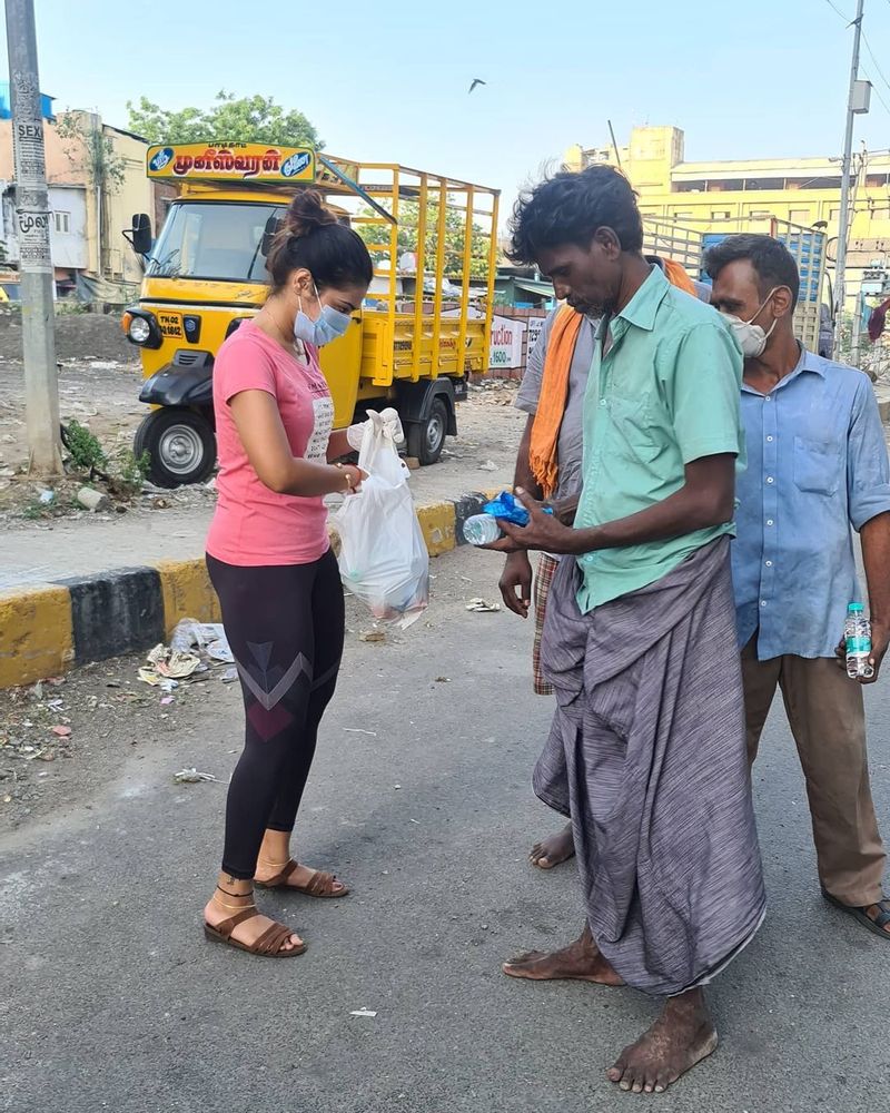 சாப்பாடு மட்டும் இன்றி, பிஸ்கட் போன்றவற்றையும் வழங்கி வருகிறார் 