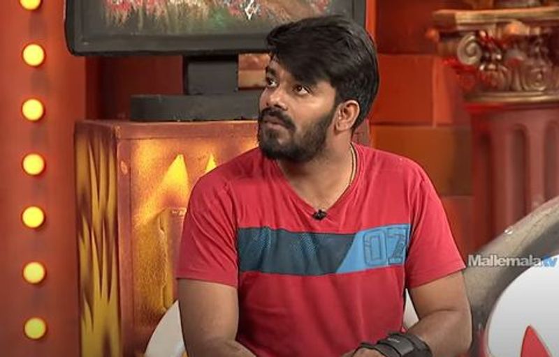 ఇక తమ టీమ్ లోని మరో సభ్యుడు సన్నీకి డైలాగ్స్ ఇచ్చినా, ఇవ్వకున్నా ఫీల్ కాకుండా మాతో పాటు స్కిట్స్ చేస్తాడని, ఏ విధంగా కూడా చెడుగా ఫీల్ కాడని చెప్పారు. కాగా సుడిగాలి సుధీర్, గెటప్ శ్రీను, రామ్ ప్రసాద్ కలిసి హీరోలుగా 3 మంకీస్ అనే మూవీ చేశారు.