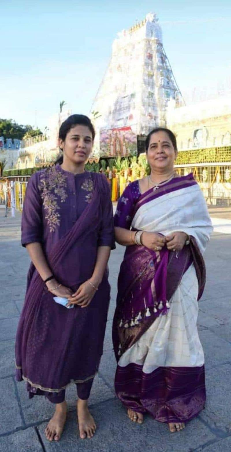 ತಮ್ಮ ತಾಯಿಯೊಂದಿಗೆ ಮೈಸೂರು ಜಿಲ್ಲಾಧಿಕಾರಿ ರೋಹಿಣಿ ಸಿಂಧೂರಿ