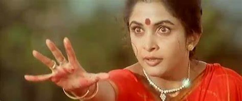 மற்றொரு கதாநாயகியாக ரம்யா கிருஷ்ணா நடித்திருந்தார். தான் காதலித்தவர் கிடைக்காததால், வில்லியாக மாறி நீலாம்பரியாக இவர் வெளிப்படுத்திய நடிப்புக்கு ரசிகர்கள் மத்தியில் வேற லெவல் பாராட்டுகளை பெற்றது.