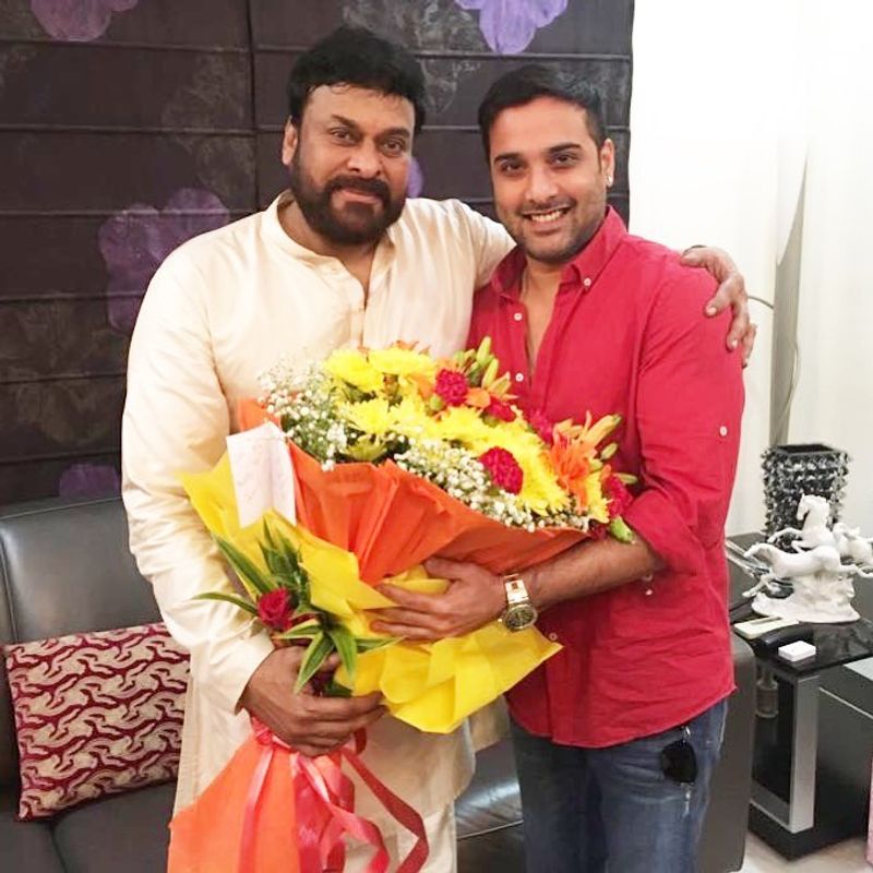 హీరోయిన్ కమ్ డబ్బింగ్ ఆర్టిస్ట్ రోజా రమణి కొడుకు తరుణ్. స్టార్ డబ్బింగ్ ఆర్టిస్ట్ గా రెండు దశాబ్దాలు పరిశ్రమలో స్టార్ హీరోయిన్స్ కి రోజా రమణి తన గొంతు అరువు ఇచ్చారు.