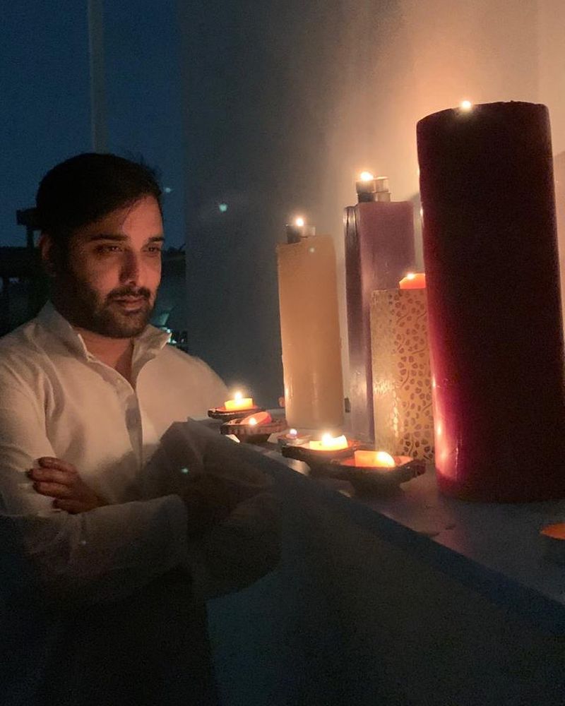 కొంచెం పొట్టిగా ఉన్నా, తన క్యూట్ లుక్స్ తో తరుణ్ లవర్ బాయ్ ఇమేజ్ సొంతం చేసుకున్నాడు. ప్రియమైన నీకు, నువ్వులేక నేనులేను, నువ్వే నువ్వే వంటి సూపర్ హిట్ చిత్రాలు ఆయన ఇమేజ్ మరింత పెంచాయి.