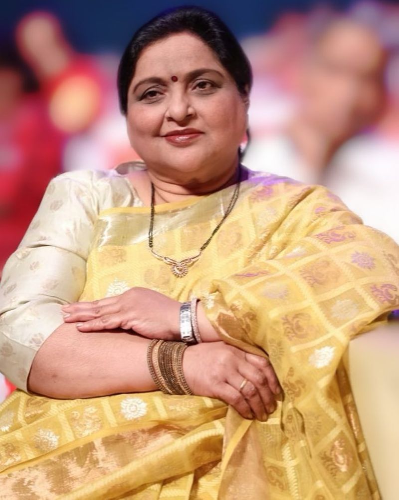 పదుల సంఖ్యలో వివిధ బాషలలో హీరోయిన్ గా నటించిన ఆమె, తరుణ్ ని చైల్డ్ ఆర్టిస్ట్ గా పరిశ్రమకు పరిచయం చేసింది.