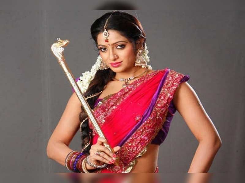 మొదటి తరం టీవీ యాంకర్స్ లో ఉదయ భాను ఒకరు. ఈ తెలంగాణ గడసరి పొడగరి పిల్ల బుల్లితెర స్టార్ యాంకర్ గా ఓ ఊపు ఊపారు. ఓ దశలో సుమ కూడా ఉదయ భాను తర్వాతే.