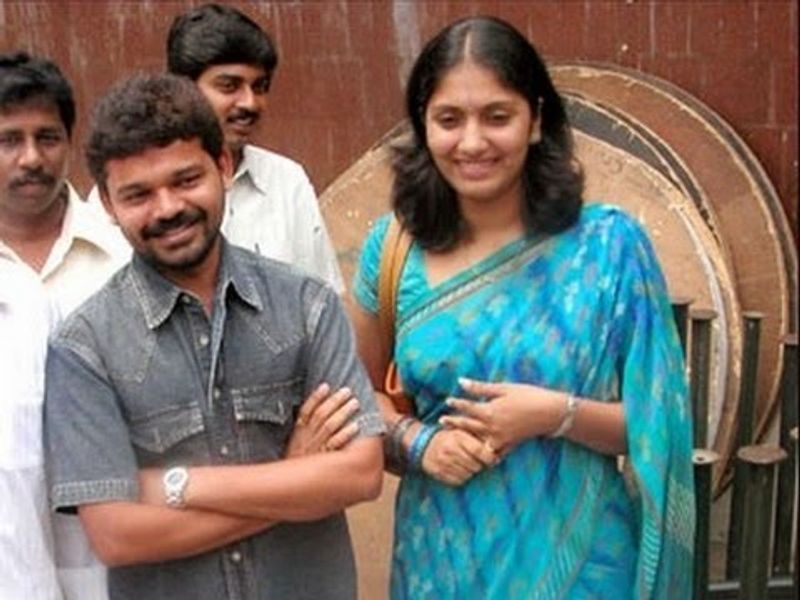 కాగా ఝాన్సీ టీవీ సెలబ్రిటీ నటుడు జోగి నాయుడుని ప్రేమ వివాహం చేసుకున్నారు. అయితే వీరి బంధం సవ్యంగా సాగలేదు. ఓ పాప పుట్టిన తరువాత ఇద్దరూ విడిపోయారు. ఝాన్సీ కూతురుతో ఒంటరిగా ఉంటుండగా, జోగి నాయుడు మరో వివాహం చేసుకున్నారు.
