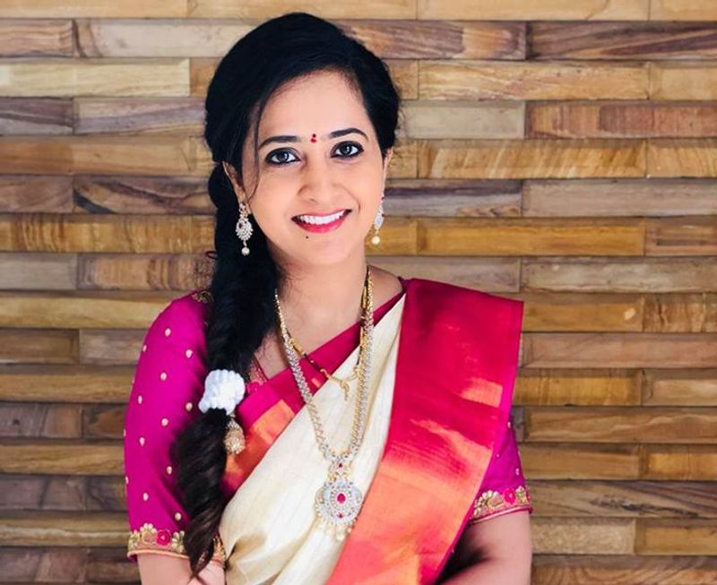 మరో బుల్లితెర స్టార్ యాంకర్ లాస్య కూడా ప్రేమ వివాహం చేసుకున్నారు. లాస్య మంజునాథ్ అనే వ్యక్తిని ప్రేమించడం జరిగింది. ఆ విషయం తెలిసి ఆమె ఫాదర్ కుదరదని మందలించారు.