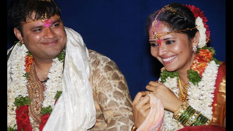 ఇంటర్ చదివే రోజుల్లో ఓ ఎన్ సి సి క్యాంపులో భరద్వాజ్ తో పరిచయం ఏర్పడింది. డిగ్రీలో మరోమారు క్యాంపులో వీరు కలవడం, ప్రేమలు వ్యక్తం చేసుకోవడం జరిగింది. అయితే అనసూయ, భరద్వాజ్ పెళ్ళికి అనసూయ నాన్న ససేమిరా అన్నారట. దాదాపు ఏళ్ళ తరబడి తండ్రితో యుద్ధం చేసి భరద్వాజ్ ని కట్టుకుంది అనసూయ.