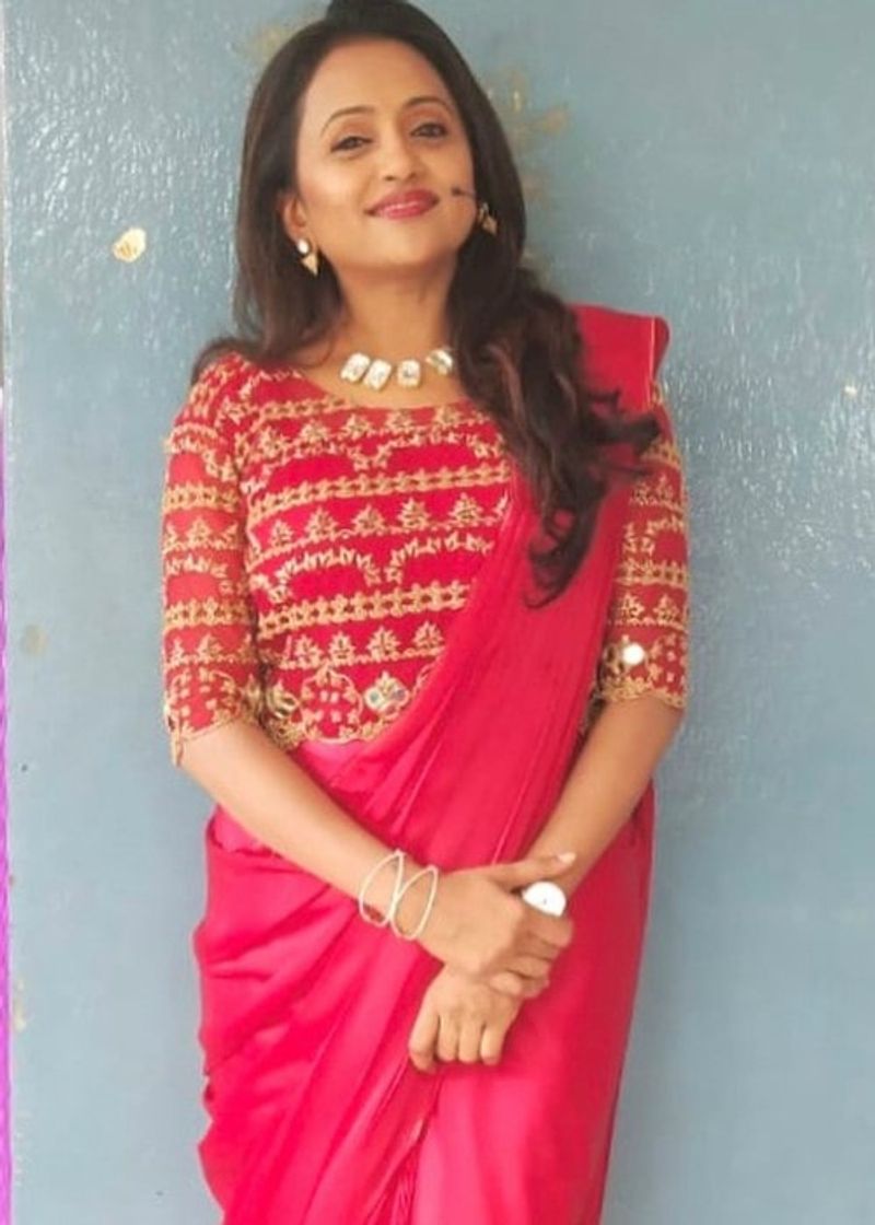 50ఏళ్ళు దగ్గర పడుతున్నా తనలోని ఎనర్జీ ఏమాత్రం తగ్గలేదు. 20ఏళ్ల యువ యాంకర్ మాదిరి స్టేజిపై దుమ్మురేపుతారు. సుమ పంచ్ ల పవర్ కి స్టార్స్ కూడా హడాలిపోవాల్సిందే.