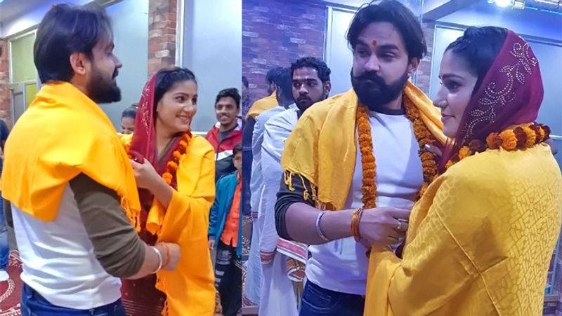 कुछ और मुलाकातों के बाद मेरी वीर से अच्छी दोस्ती हो गई। इसके बाद सपना ने 24 जनवरी, 2020 को वीर साहू के साथ चंडीगढ़ में शादी कर ली। हालांकि पति के परिवार में अचानक किसी की मौत होने की वजह से वो अपनी शादी का खुलासा नहीं कर पाए थे। सपना चौधरी के पति वीर साहू किसान परिवार से संबंध रखते हैं।