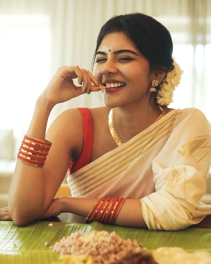 மெல்லிய சிரிப்பில் மனம் மயங்குகிறதே... 