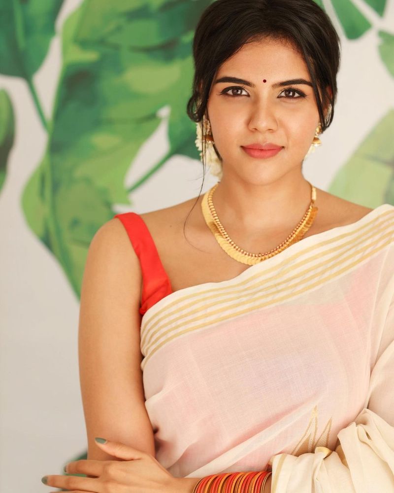 குறுகுறு பார்வையால் நெஞ்சம் கொள்ளை போகுதே 