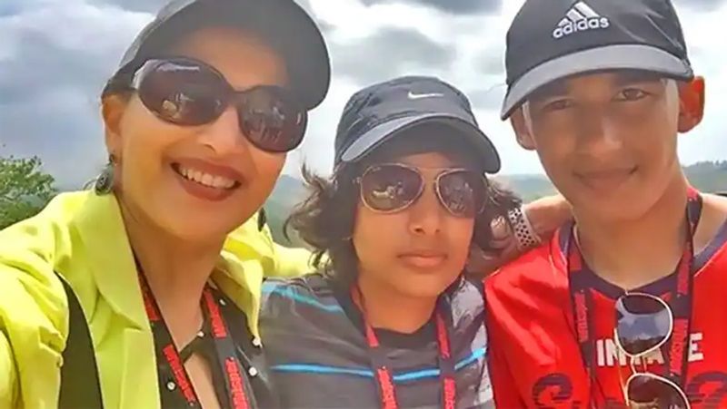 बता दें कि माधुरी के दोनों बेटों का बर्थडे मार्च में ही आता है। 7 मार्च को माधुरी ने छोटे बेटे रियान का बर्थडे मनाया था। उन्होंने छोटे बेटे रियान के 16वें जन्मदिन पर एक फोटो शेयर की थी, जिसमें वो पति श्रीराम नेने और बेटे के साथ नजर आई थीं। माधुरी का छोटा बेटा रियान फिलहाल मुंबई के एक इंटरनेशनल स्कूल में पढाई कर रहा है। रियान को अपनी मॉम की तरह ही डांस करना काफी पसंद है। 