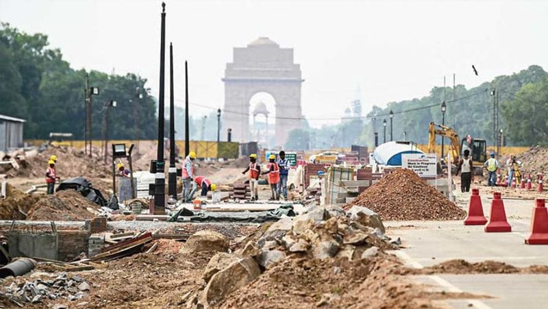 यह भी होगी खासियत
संसद के हर विभाग के लिए अलग अलग ऑफिस होंगे। ऑफिसर्स और कर्मचारियों के लिए हाईटेक सुविधाएं होंगी। कैफे और डाइनिंग एरिया भी हाईटेक बनाया जाएगा। कॉमन रूम्स, महिलाओं के लिए लाउंज और वीआईपी लाउंज की भी व्यवस्था होगी।
