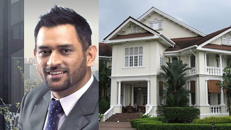 पुणे में लिया माही ने आलीशान घर : धोनी सफलता और लोकप्रियता दोनों के शिखर पर हैं। अपनी जिंदगी भी वह उसी तरह से जीते हैं। हाल ही में उन्होंने पुणे के पिंपरी-चिंचवड इलाके में एक नया घर खरीदा है। यहां उन्होंने रावेतो के एस्टाडो प्रेसिडेंशियल सोसाइटी में घर लिया है। ये घर कितने में खरीदा है, फिलहाल इसका खुलासा नहीं हो पाया है।