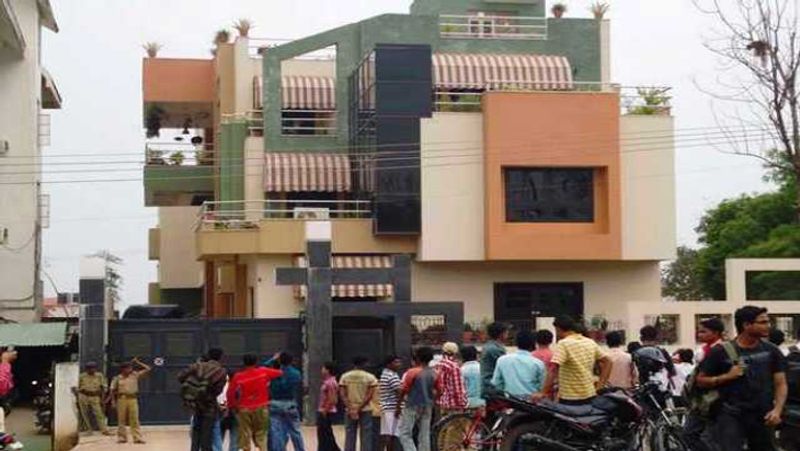 2017 में फार्म हाउस में शिफ्ट हुए धोनीः एमएस धोनी के पास रांची में बीजेपी प्रदेश ऑफिस के बिल्कुल पास में एक शानदार फार्म हाउस है। उन्हें साल 2009 में यह जमीन तोहफे के रूप में मिली थी। वह यहां 2017 में शिफ्ट हुए थे। उनके इस फार्म का नाम 'कैलाशपति' है। धोनी अक्सर यहीं समय बिताना पसंद करते हैं। ये 7 एकड़ में फैला है।